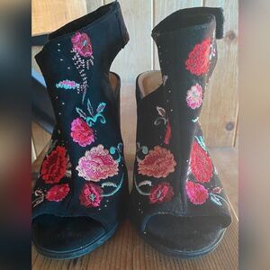 Sugar Shoes Heels Black Velvet Floral Embroidered Ankle Strap 4” Chunky Size 7.5